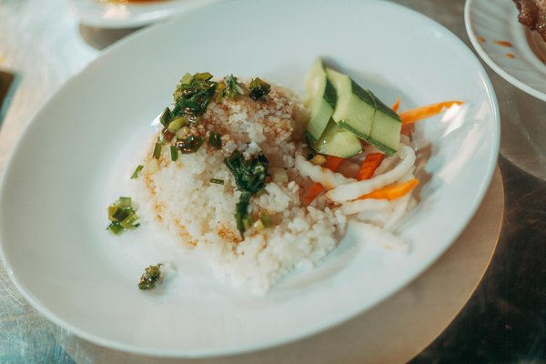 Qual è il processo per la produzione di birra artigianale con ingredienti locali e biologici?