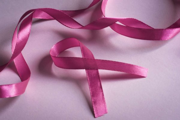 In che modo l'aggiustamento del sistema di alimentazione può ridurre il rischio di incendi nel motore?